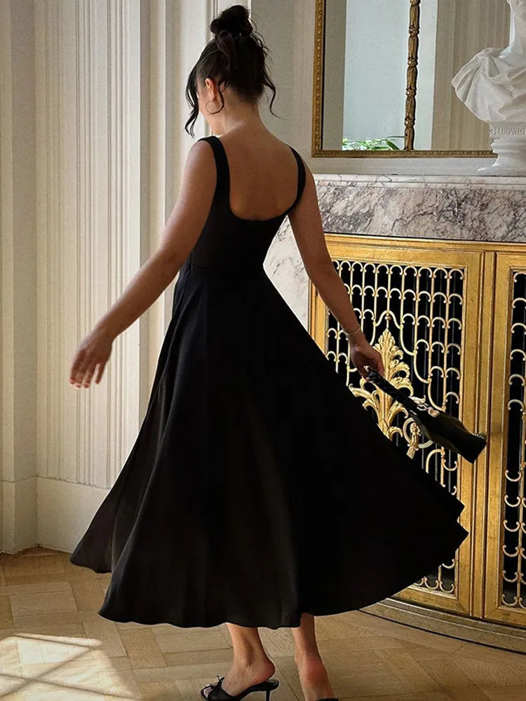 Sukienka midi z rozkloszowanym dołem i prostym dekoltem – elegancja w lekkim wydaniu