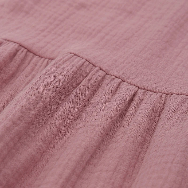 Muślinowa sukienka midi z krótkim rękawem i dekoltem V – lekka sukienka na lato