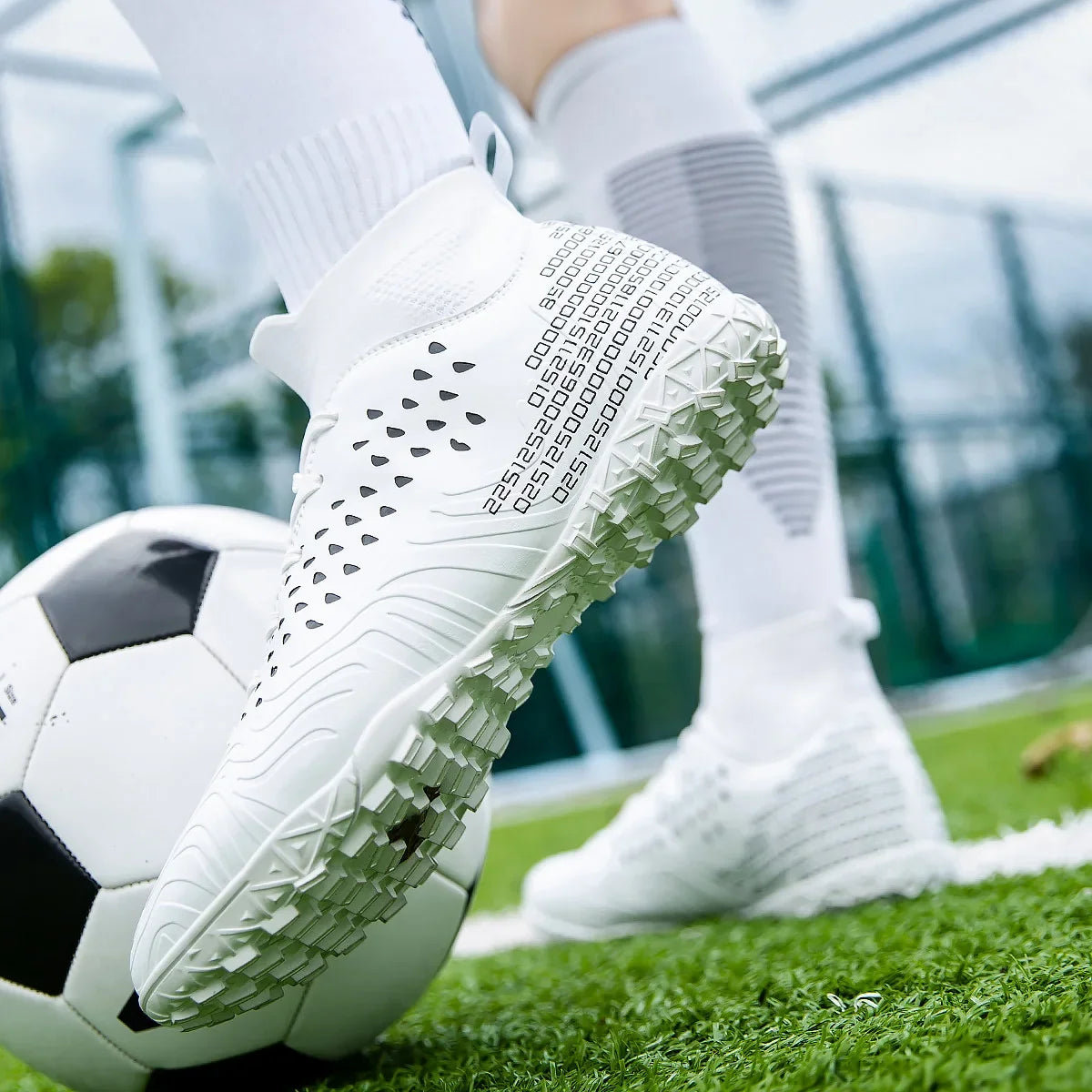 Buty piłkarskie z wysoką cholewką w wersji turf i lanki
