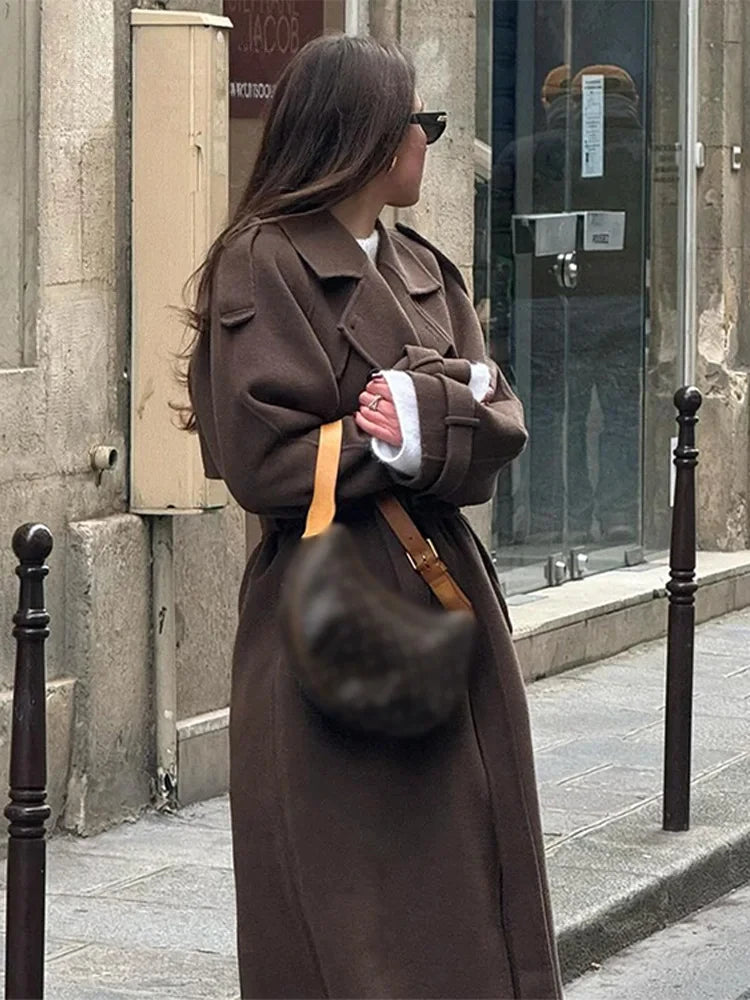 Damski długi płaszcz z paskiem – elegancki dwurzędowy model zimowy