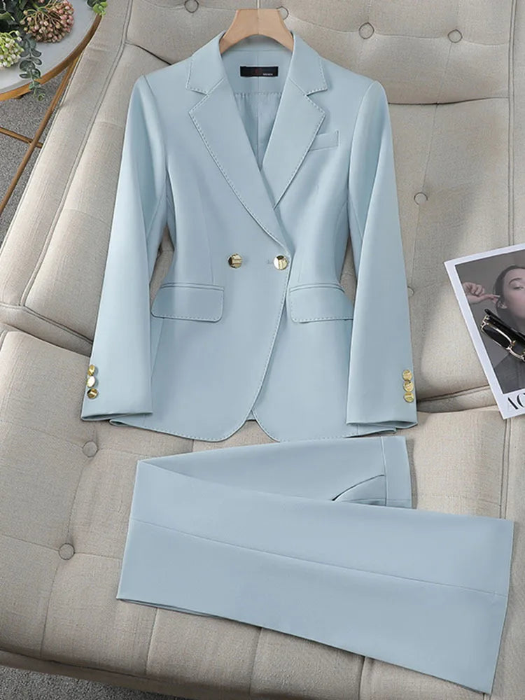 Damski garnitur dwuczęściowy z marynarką i spodniami z prostą nogawką