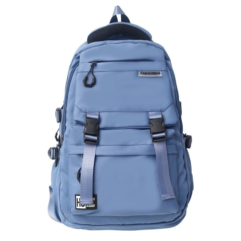 Pojemny plecak miejski z kieszeniami i klamrami