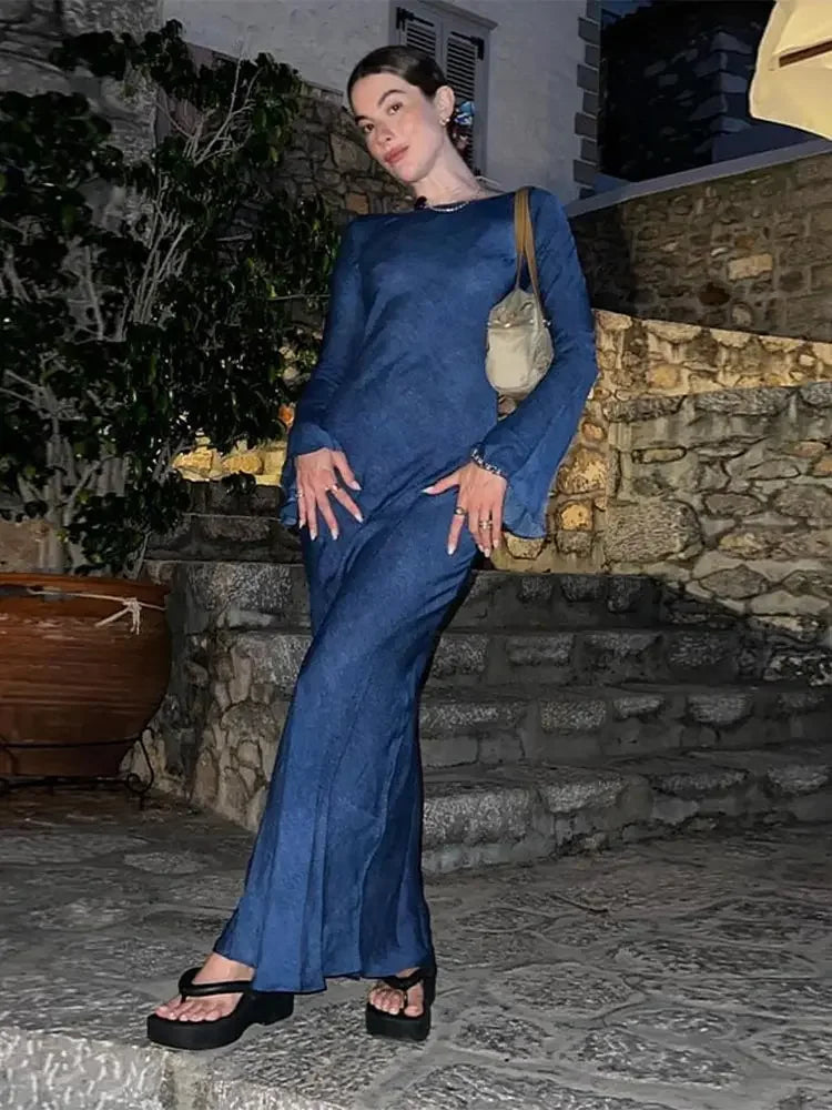 Elegancka Długa Suknia z Rozszerzanymi Rękawami