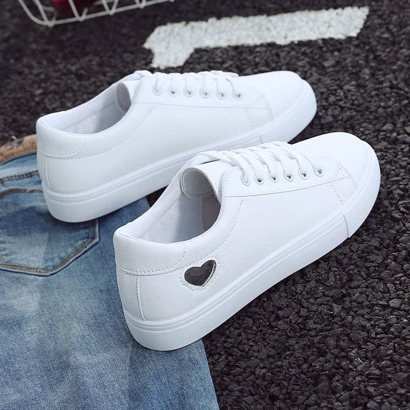 Damskie Białe Sneakersy z Dekoracyjnym Sercem