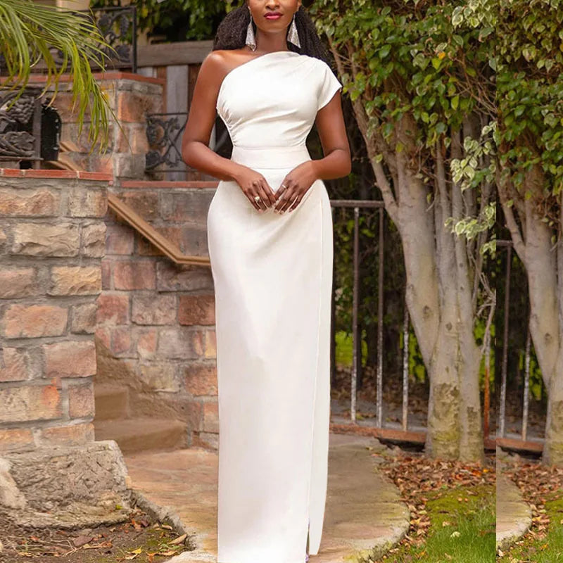 Elegancka sukienka asymetryczna z rozcięciem i odkrytym ramieniem