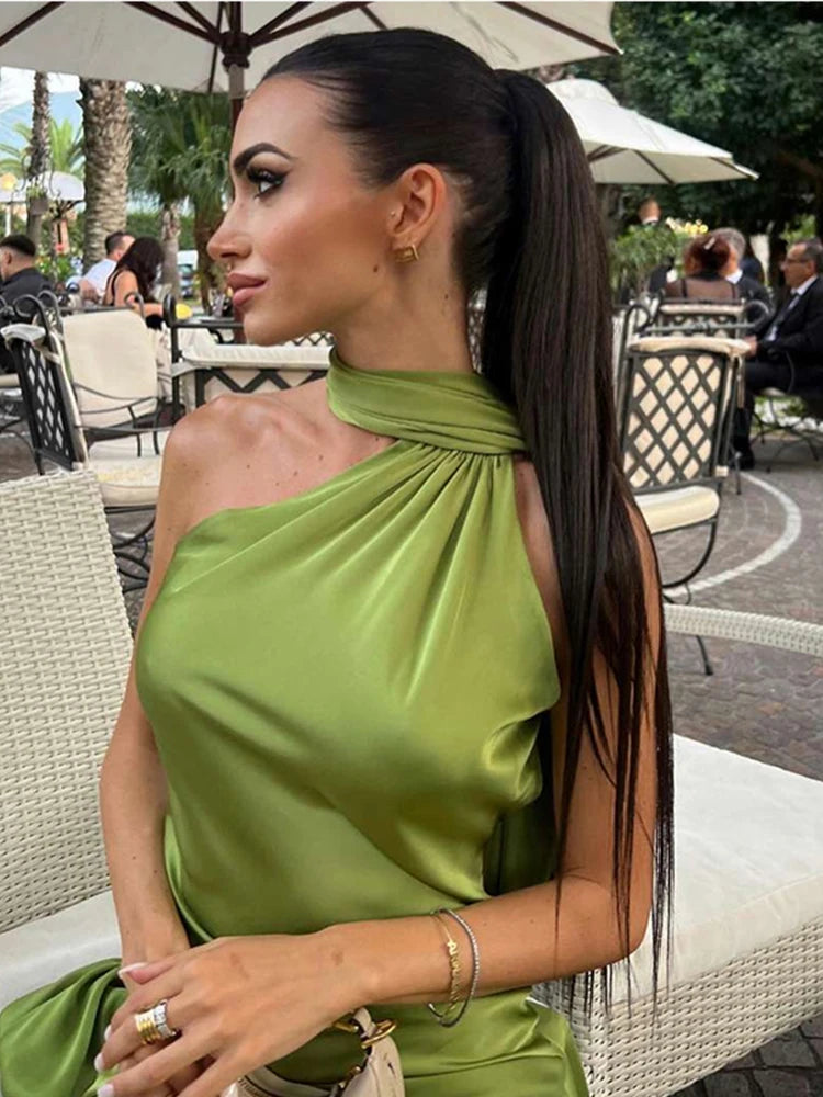 Sukienka satynowa maxi wieczorowa z odkrytymi plecami i efektownym szalem