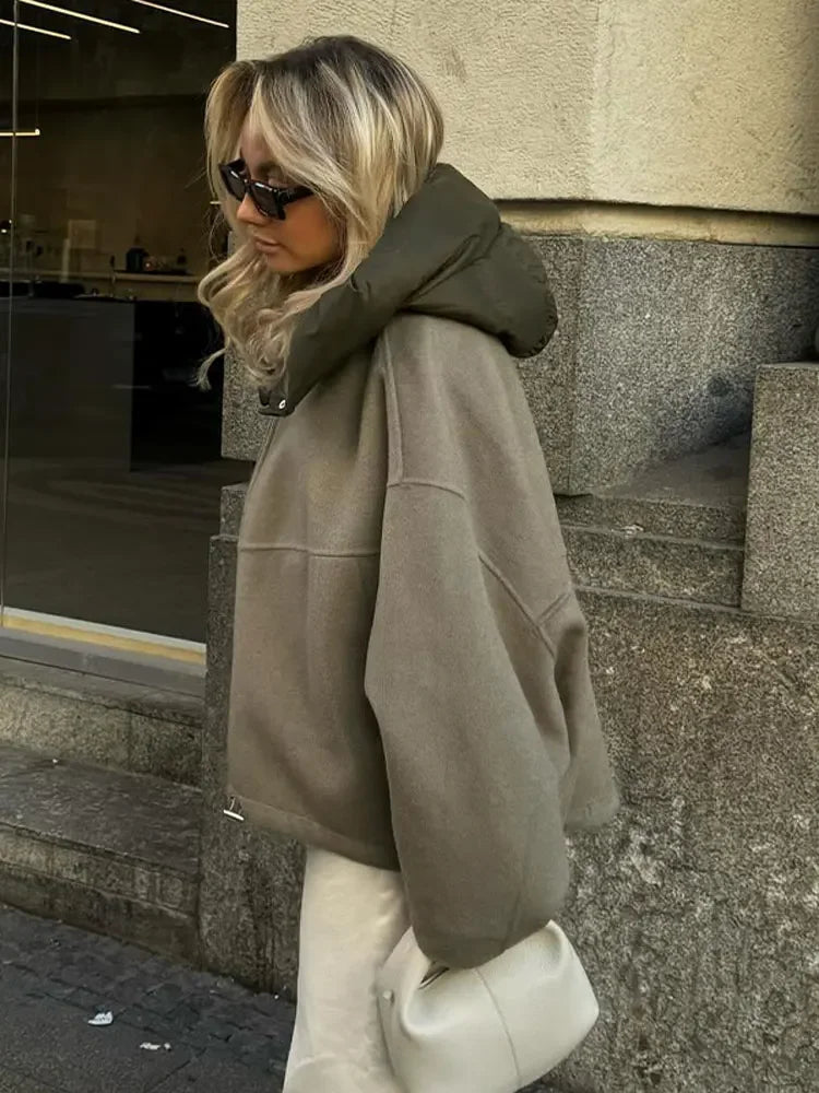 Damska krótka kurtka z dużym kołnierzem – stylowa i wygodna na chłodne dni