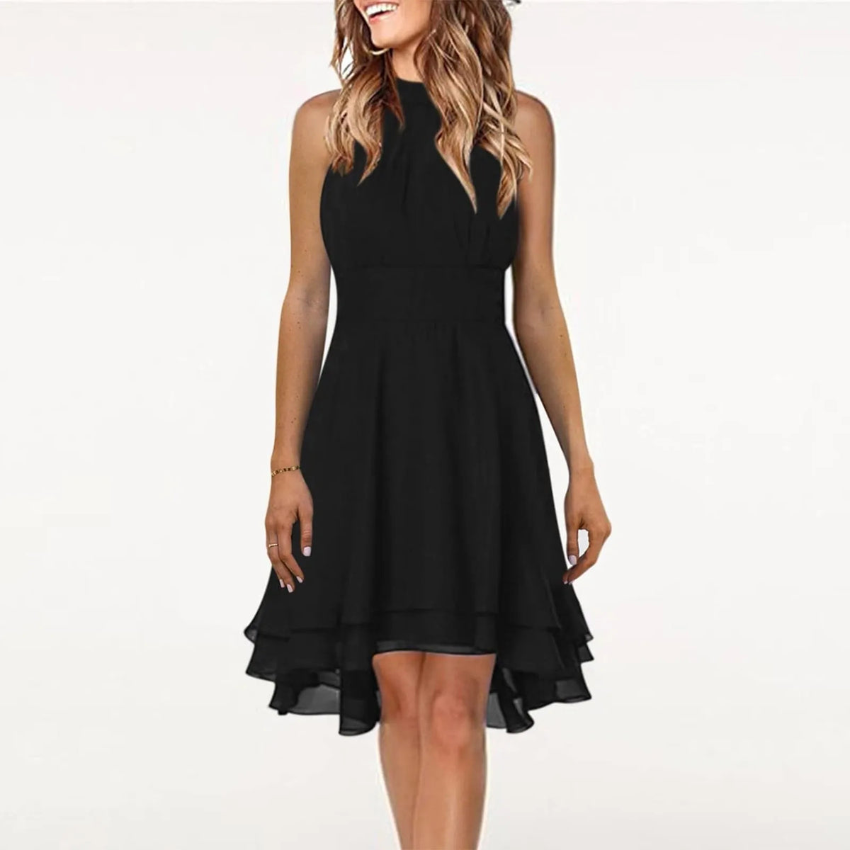 Zwiewna sukienka z wysokim dekoltem i asymetrycznym dołem