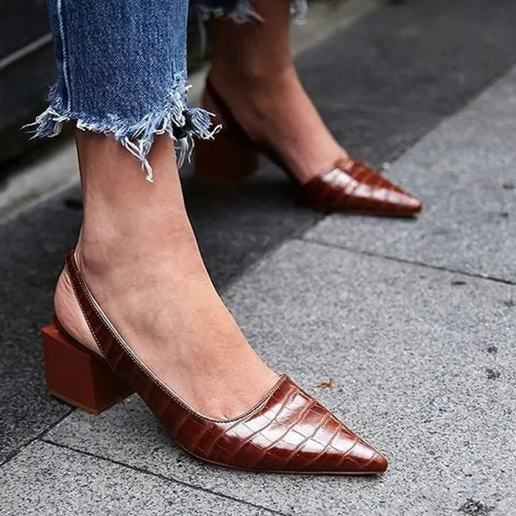 Damskie czółenka slingback z fakturą skóry krokodyla na niskim obcasie