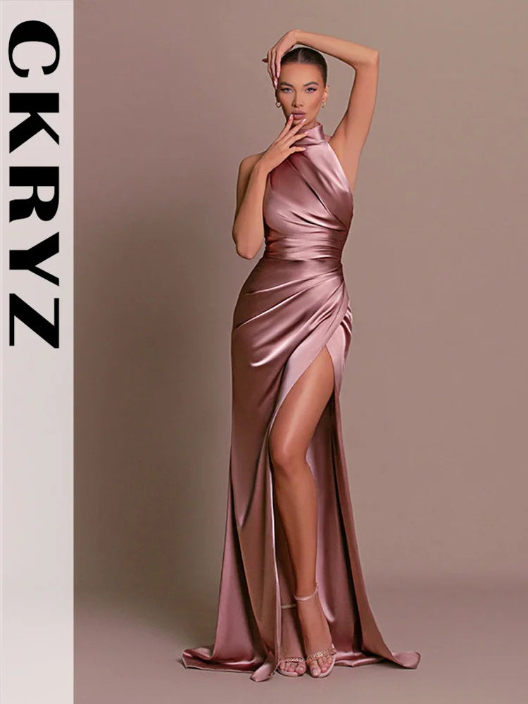 Elegancka satynowa sukienka maxi z wysokim rozcięciem i asymetrycznym dekoltem