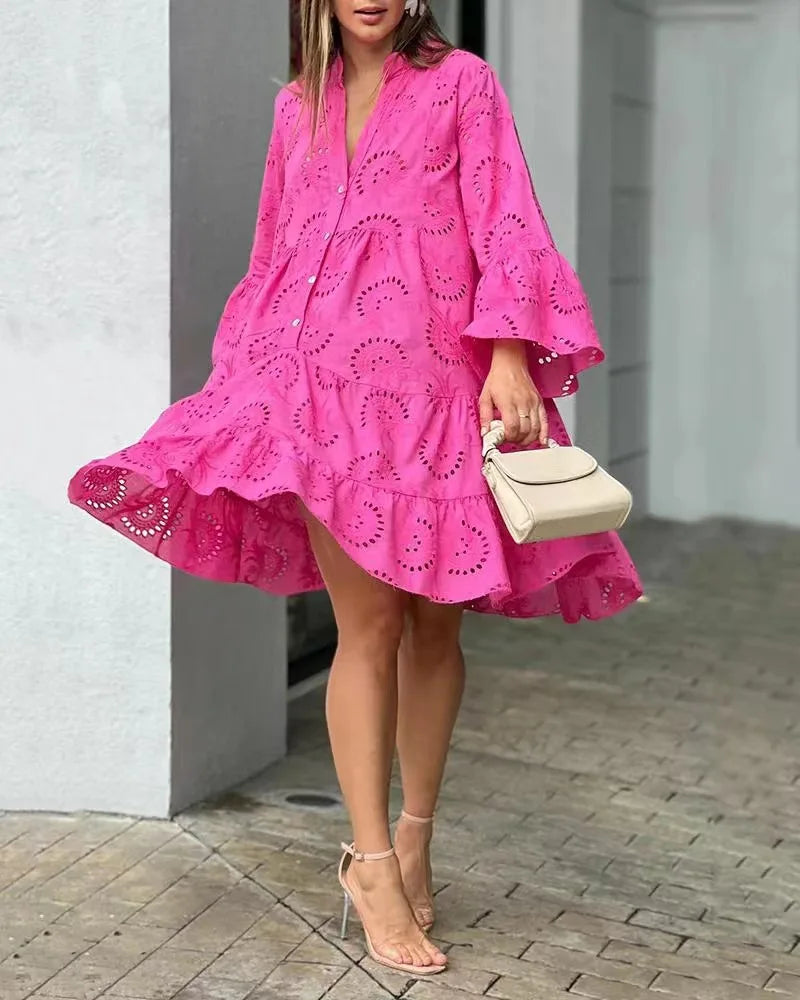 Ażurowa sukienka w stylu boho z szerokimi rękawami