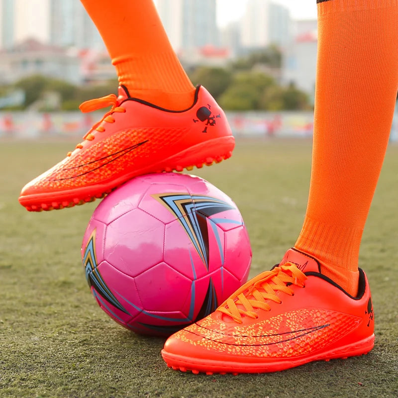 Buty piłkarskie korki w jaskrawym kolorze