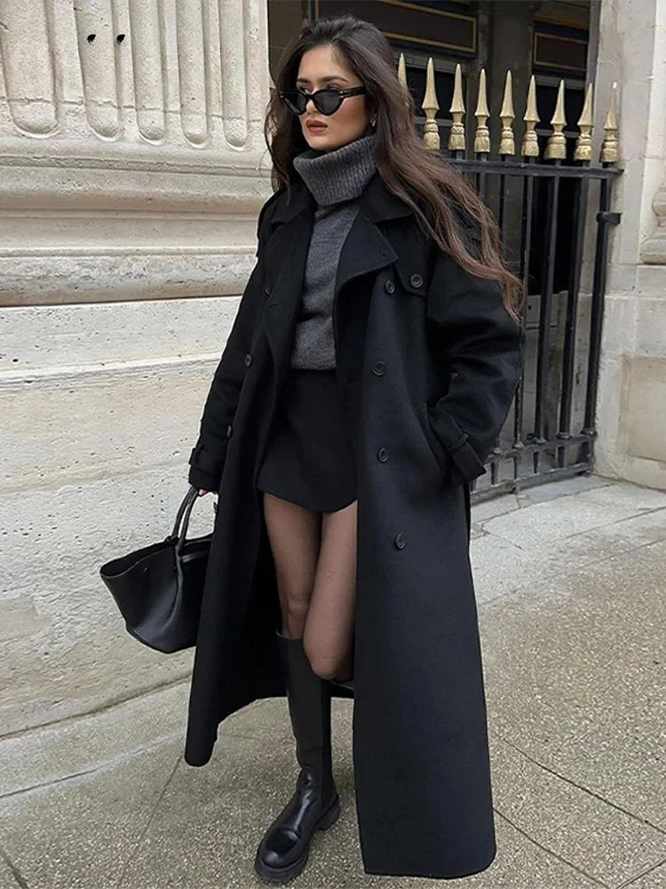 Damski długi płaszcz z paskiem – elegancki dwurzędowy model zimowy