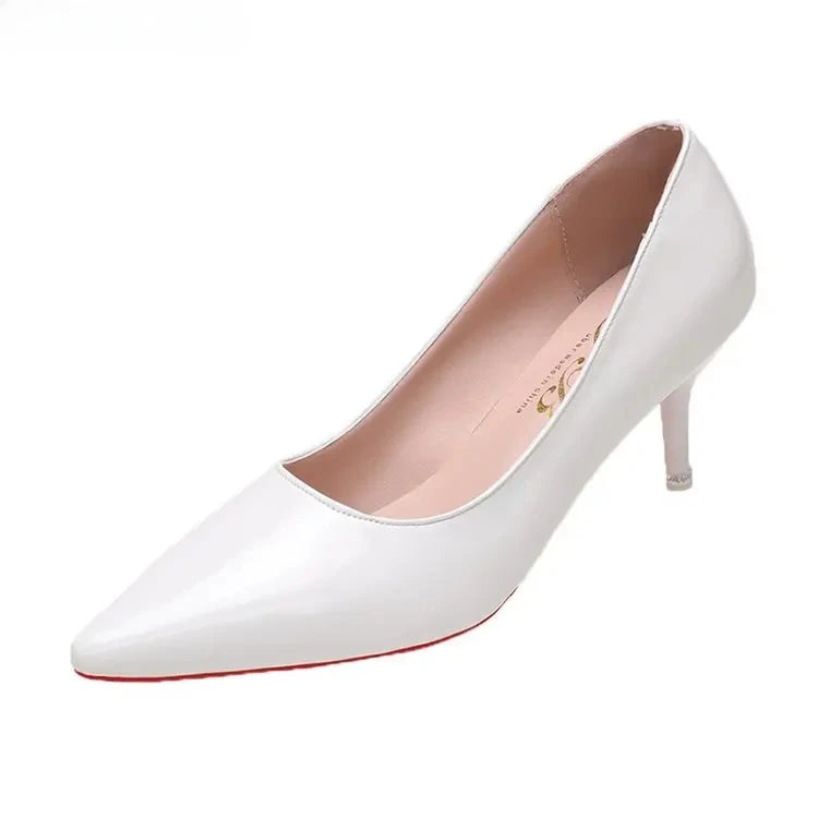 Klasyczne szpilki lakierowane – eleganckie buty na wysokim obcasie