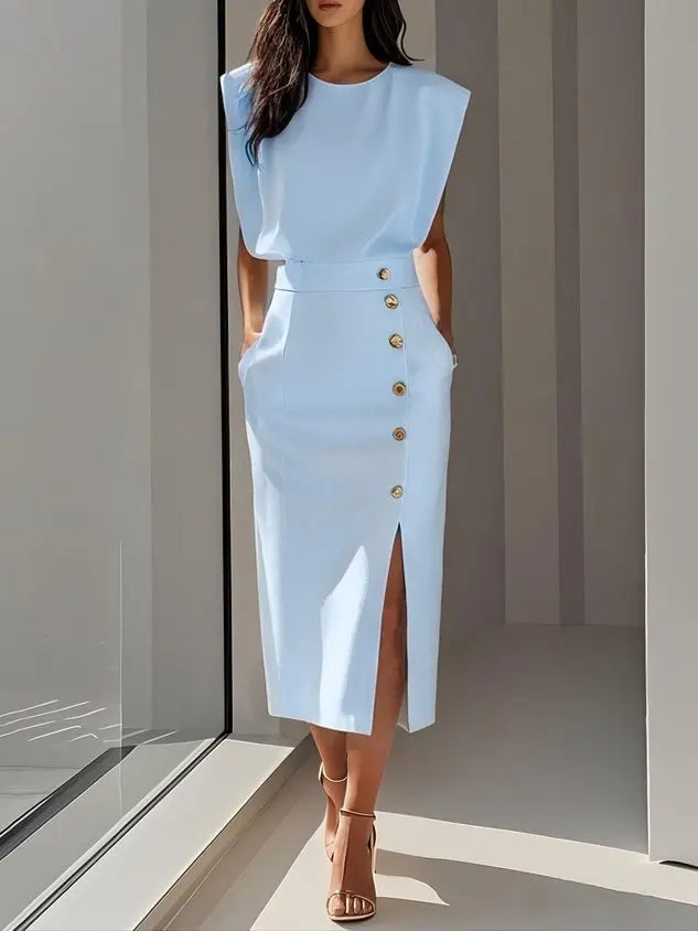 Elegancka Sukienka Midi Bez Rękawów z Ozdobnymi Guzikami i Rozcięciem