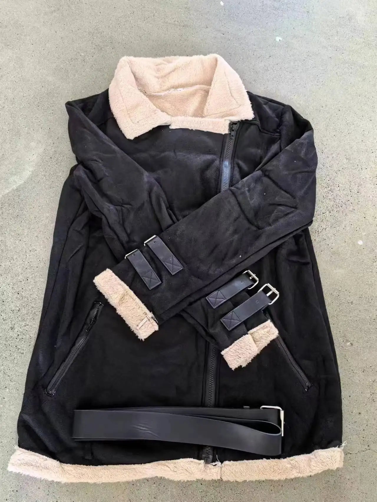 Damska kurtka pilotka z kożuchem – ciepła kurtka zimowa z futerkiem i paskami