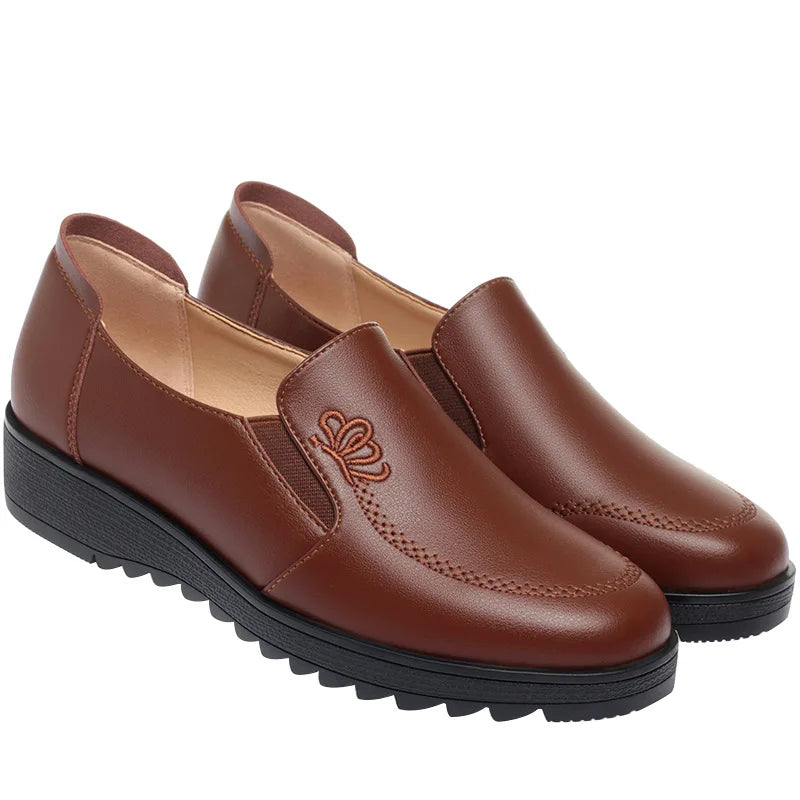 Damskie skórzane buty ortopedyczne wsuwane – wygodne półbuty na koturnie