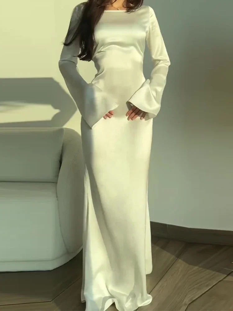 Elegancka Satynowa Suknia Wieczorowa z Rozszerzanymi Rękawami