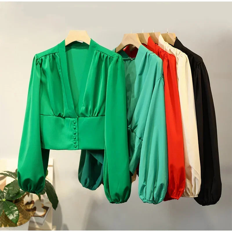 Satynowy top z bufkami i guziczkami