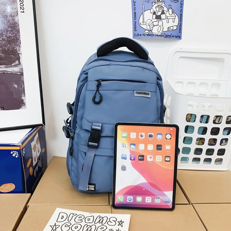 Pojemny plecak miejski z kieszeniami i klamrami