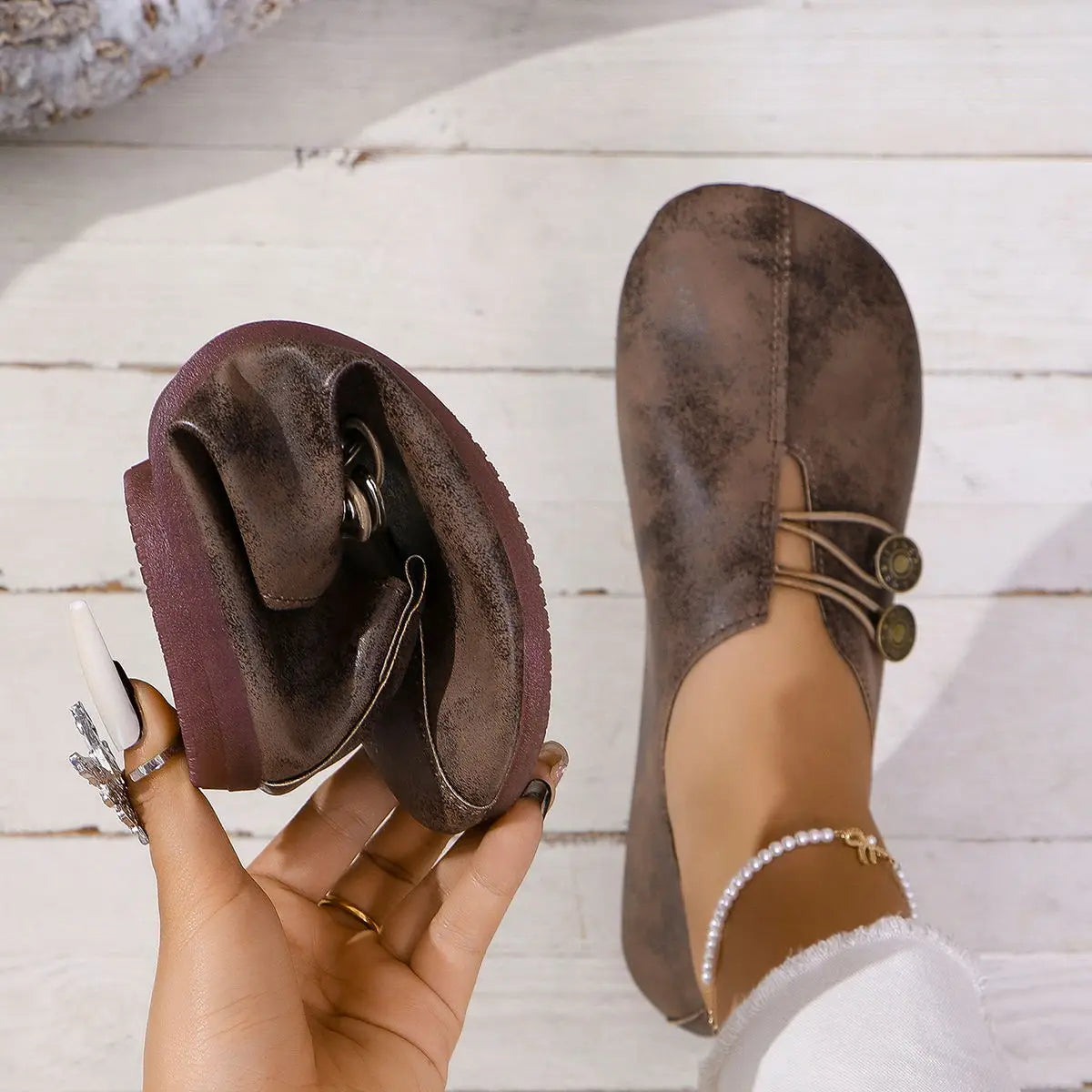 Damskie płaskie buty vintage z ozdobnym zapięciem