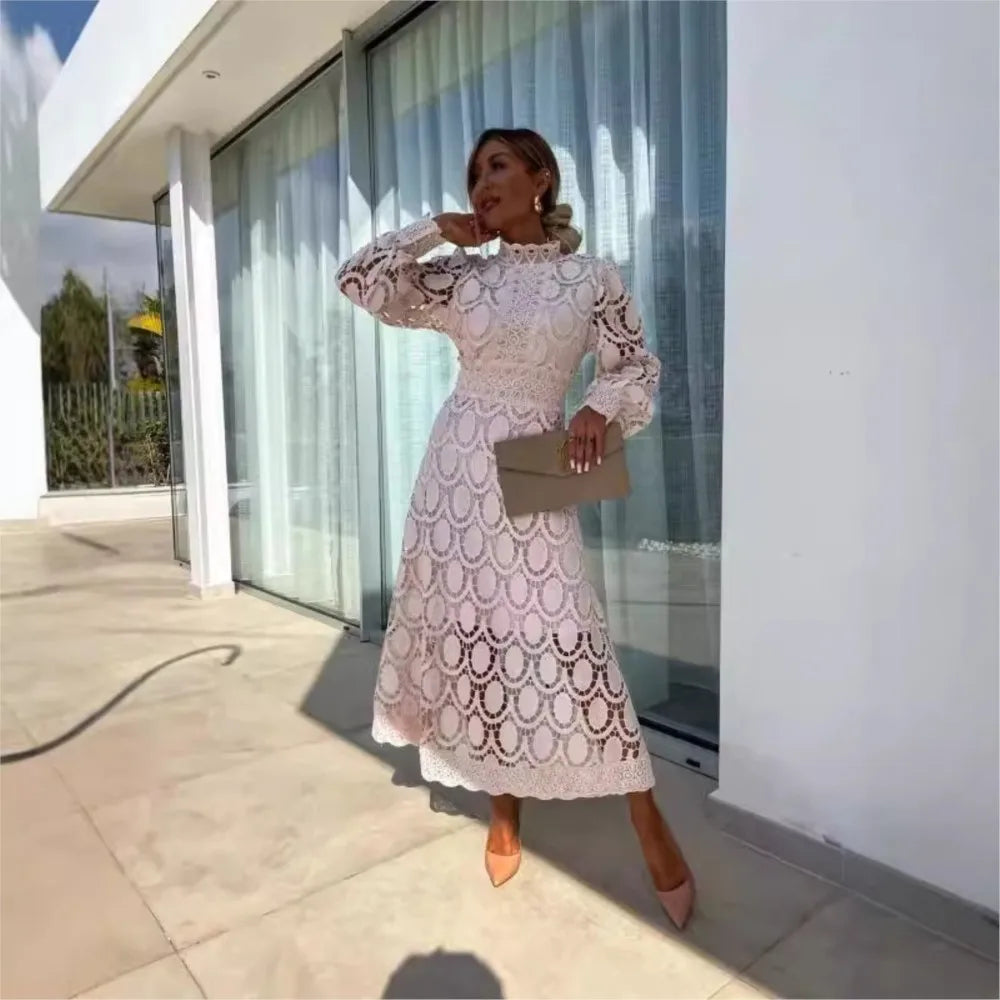 Elegancka koronkowa sukienka midi z długim rękawem