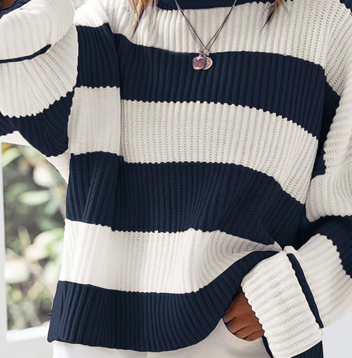 Damski Sweter Oversize w Paski z Okrągłym Dekoltem