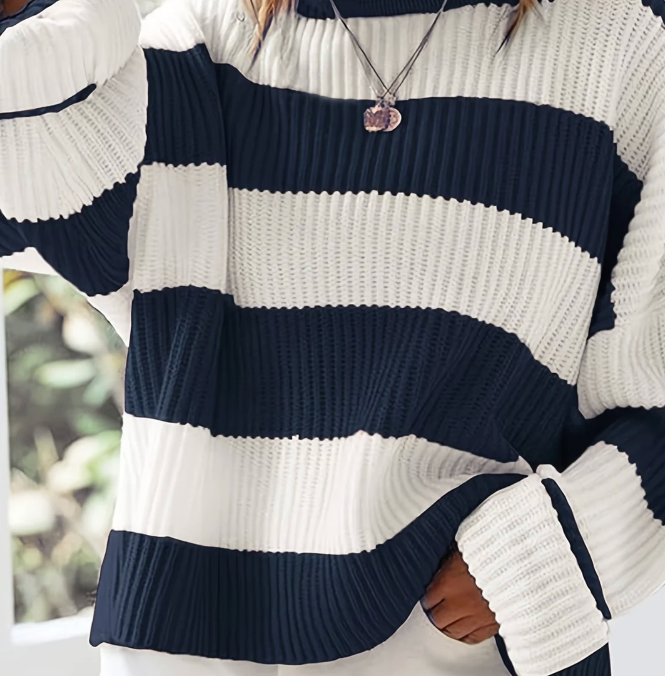 Damski Sweter Oversize w Paski z Okrągłym Dekoltem