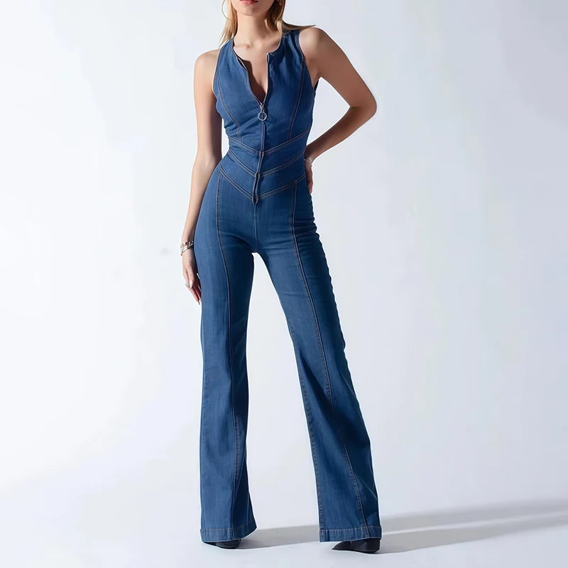Damski kombinezon jeansowy dopasowany z wycięciem na plecach i rozszerzaną nogawką