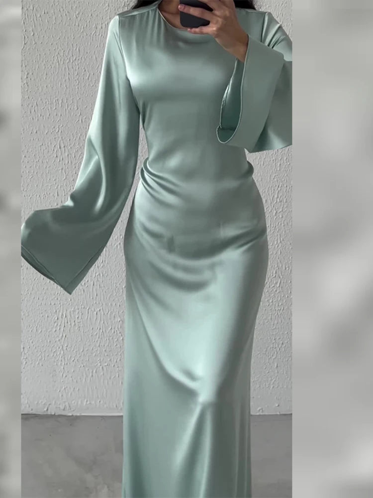 Elegancka Satynowa Suknia Wieczorowa z Rozszerzanymi Rękawami