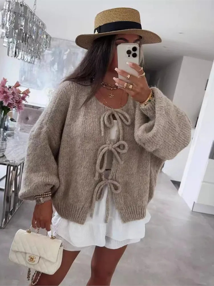 Damski sweter z wiązaniem – stylowy kardigan z ozdobnymi kokardami