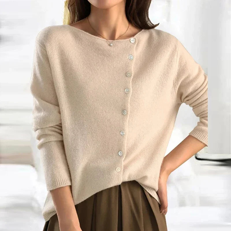 Damski sweter z asymetrycznym zapięciem – miękki sweter z guzikami w eleganckim stylu