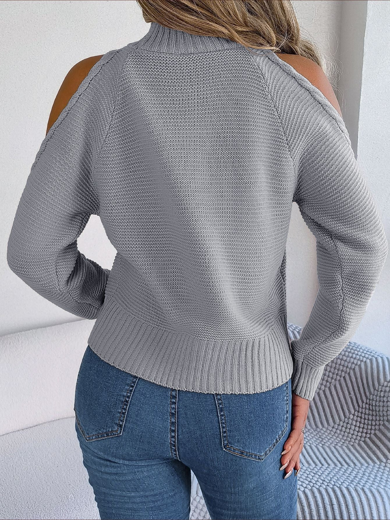 Damski lekki sweter z wycięciami na ramionach i wysokim kołnierzem
