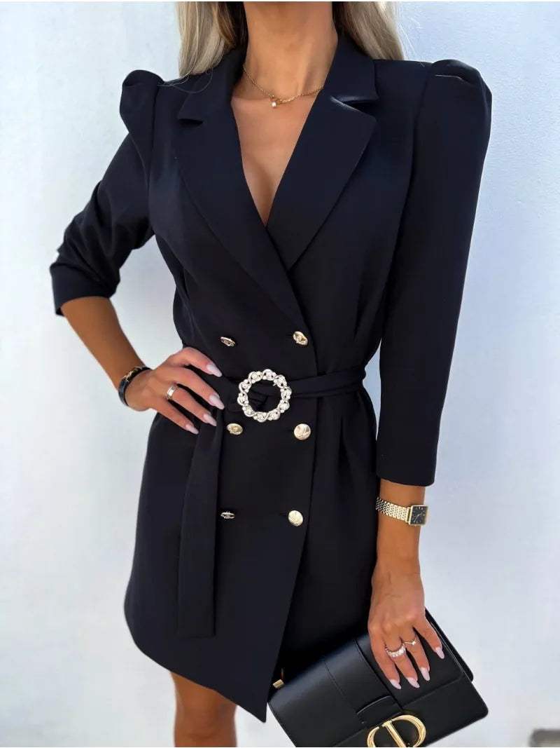 Sukienka mini marynarkowa z paskiem i ozdobną klamrą – elegancki fason blazer