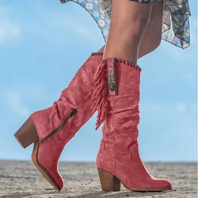 Kowbojki damskie z frędzlami i zdobieniem – styl boho na obcasie