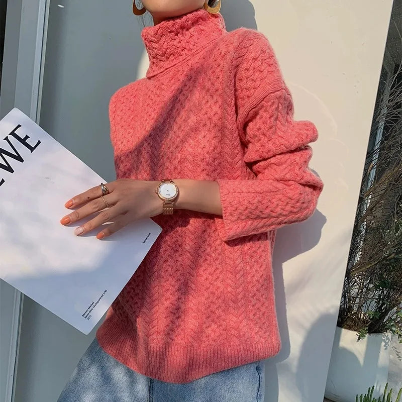 Kaszmirowy damski sweter z golfem i wzorem warkoczowym