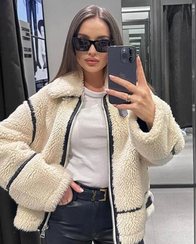 Damska kurtka teddy z futrzanym wykończeniem i detalami