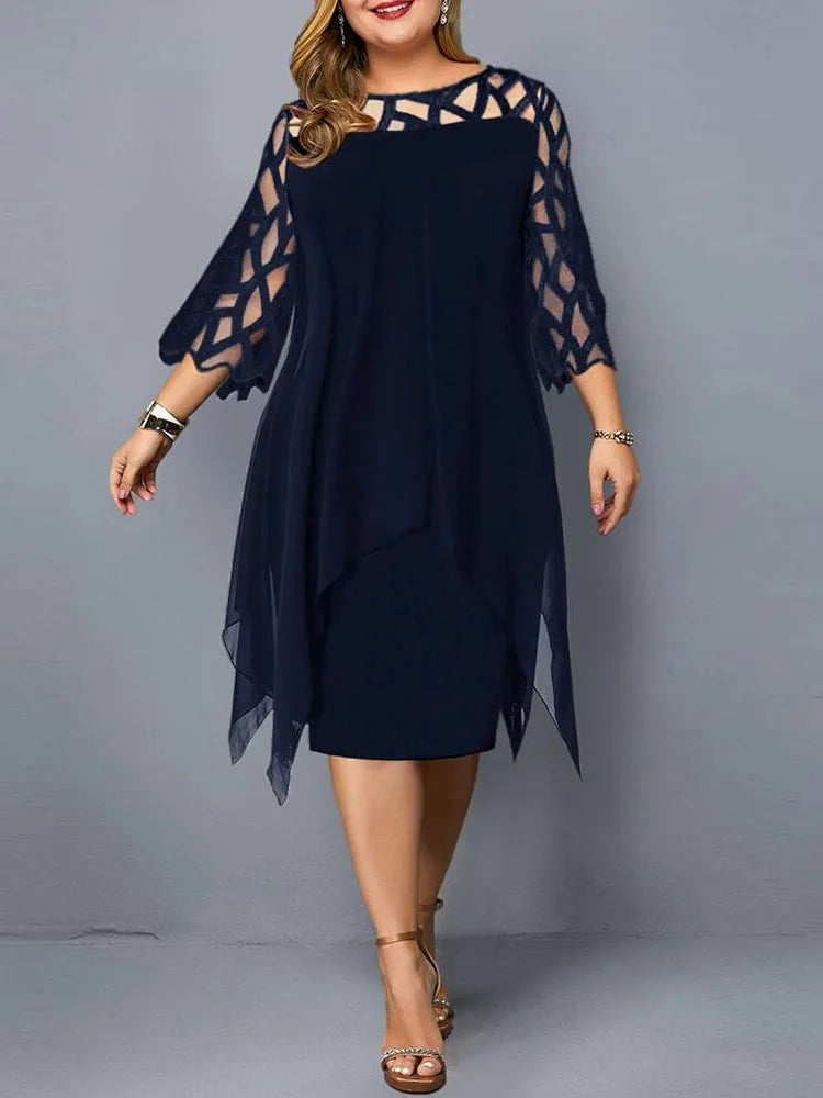 Elegancka sukienka plus size z szyfonową warstwą i ażurowymi rękawami