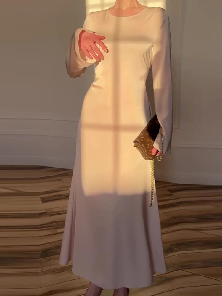 Elegancka Satynowa Suknia Wieczorowa z Rozszerzanymi Rękawami