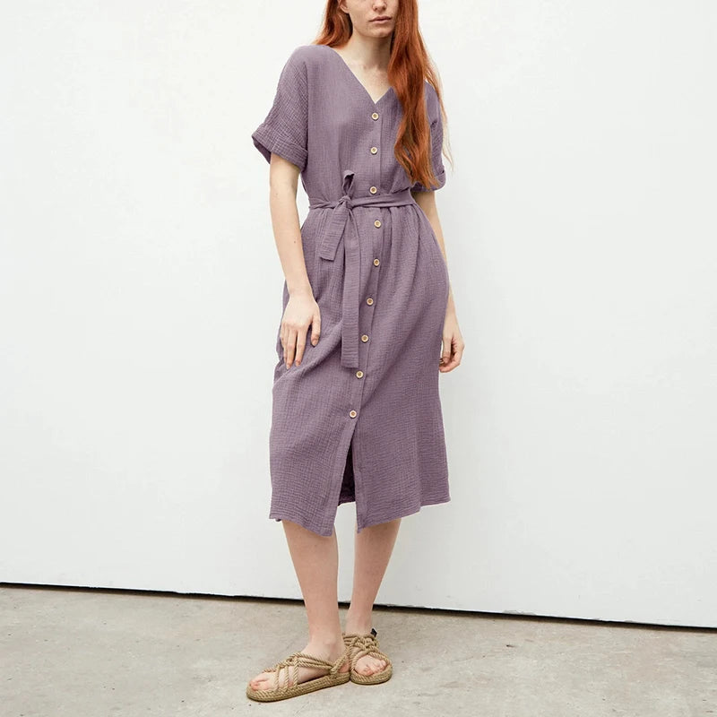 Muślinowa sukienka midi z guzikami i paskiem – z dekoltem V i krótkim rękawem