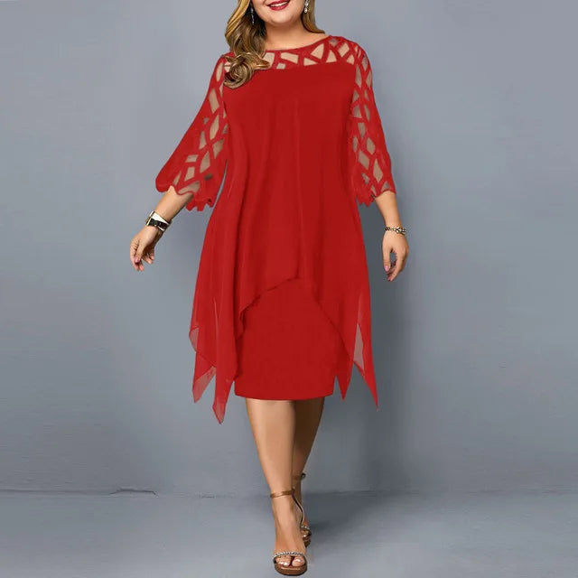 Elegancka sukienka plus size z szyfonową warstwą i ażurowymi rękawami