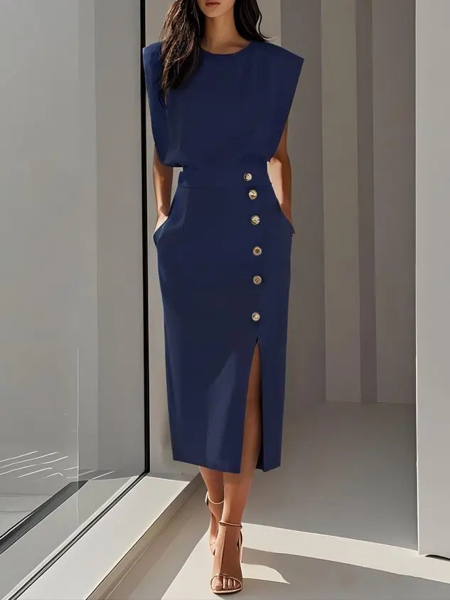 Elegancka Sukienka Midi Bez Rękawów z Ozdobnymi Guzikami i Rozcięciem