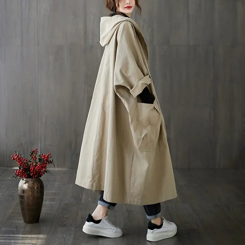Damski oversize płaszcz z kapturem – stylowy trencz w luźnym kroju