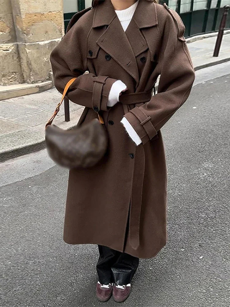 Damski długi płaszcz z paskiem – elegancki dwurzędowy model zimowy