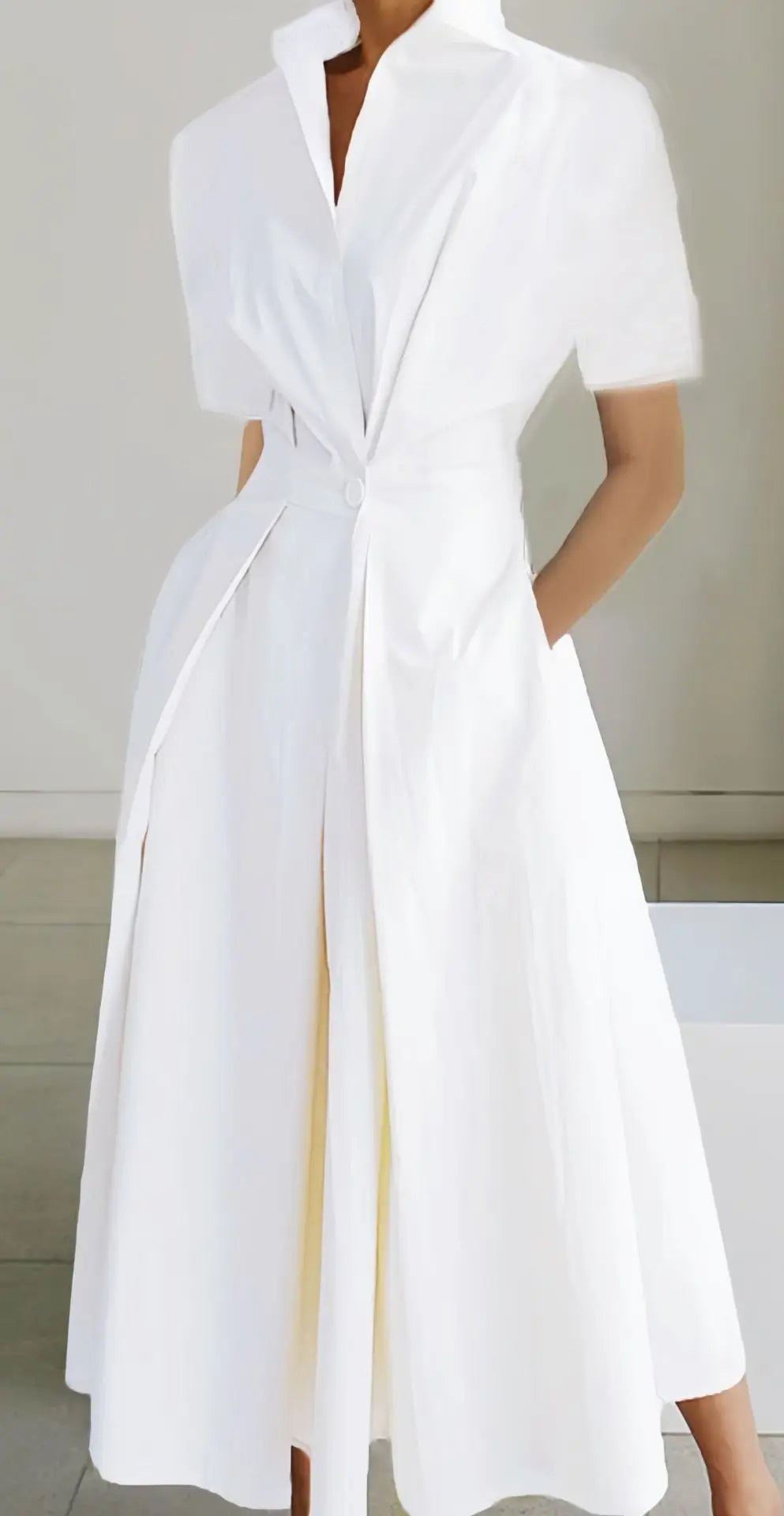 Minimalistyczna sukienka midi bez rękawów z kołnierzykiem – elegancja w nowoczesnym wydaniu