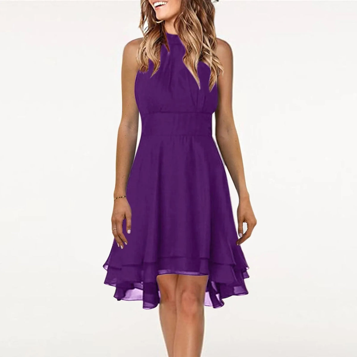 Zwiewna sukienka z wysokim dekoltem i asymetrycznym dołem