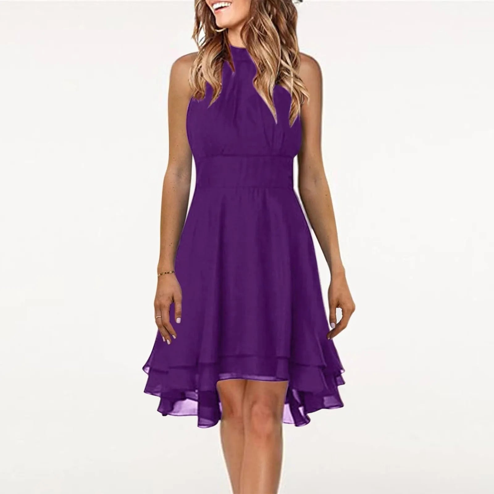 Zwiewna sukienka z wysokim dekoltem i asymetrycznym dołem