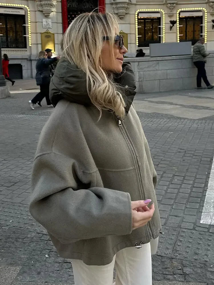 Damska krótka kurtka z dużym kołnierzem – stylowa i wygodna na chłodne dni