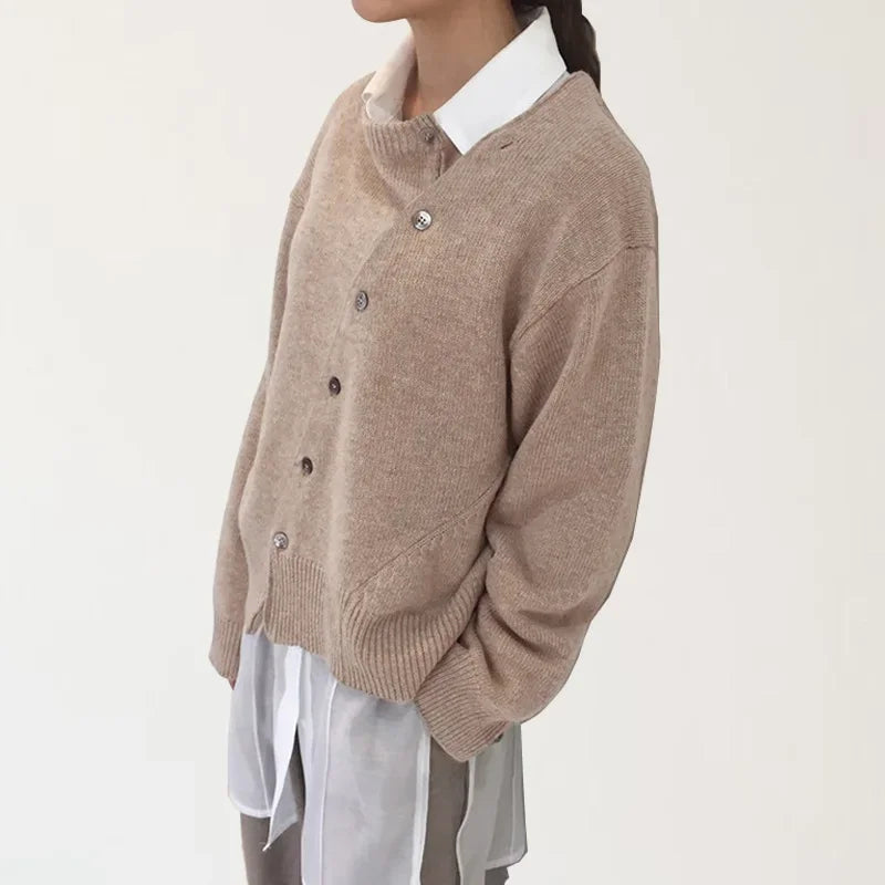 Asymetryczny kardigan damski z guzikami – miękki sweter oversize w stylu casual