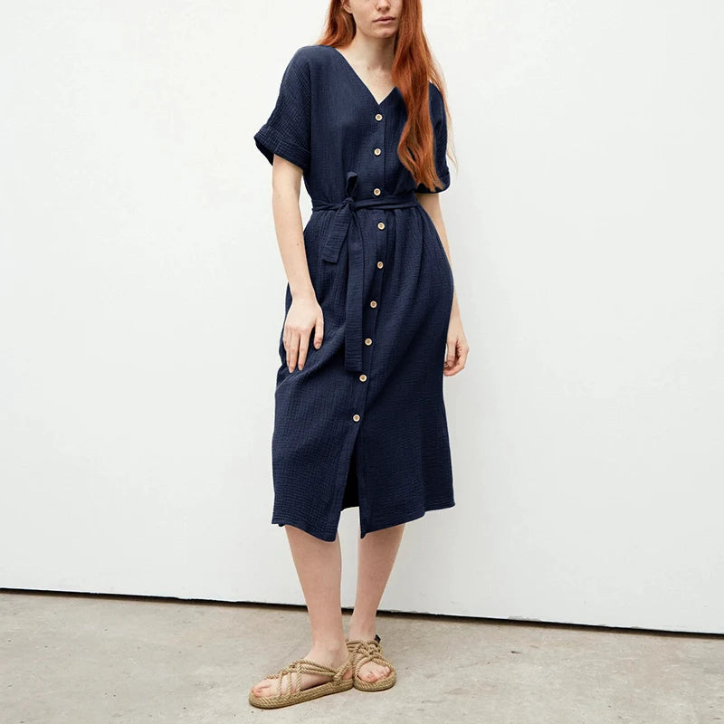 Muślinowa sukienka midi z guzikami i paskiem – z dekoltem V i krótkim rękawem